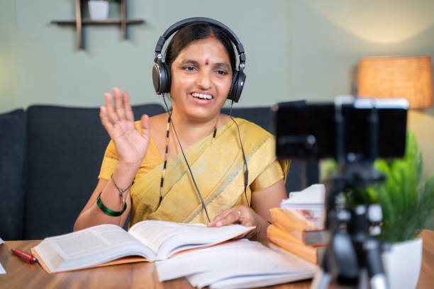 인도에서 가상 온라인 수업 중 모바일 앞에서 학생들에게 인사하는 인도 여성 - 새로운 일반 교육, 전자 교육, covid-19 전염병 동안 기술의 개념. - traditional clothing audio 뉴스 사진 이미지