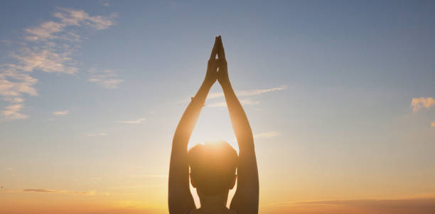 mujer practicando yoga, puesta de sol. concepto de curación - city of sunrise yoga women energy fotografías e imágenes de stock