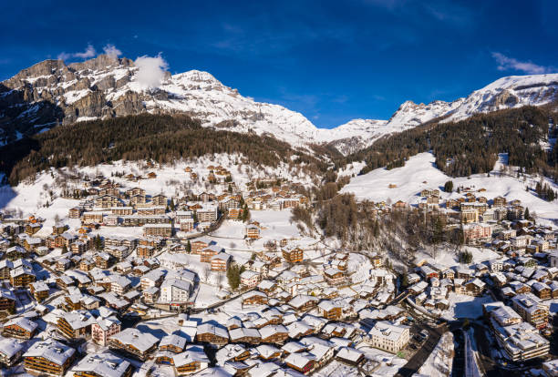 superbe panorama aérien du village de leukerbad au bas du col de gemmi dans le canton du valais dans les alpes en suisse par une journée d’hiver ensoleillée. - gemmi photos et images de collection