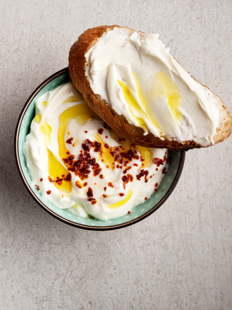 치즈 샌드위치, 빵과 치즈 를 스프레드, 라브네 - greek yogurt 뉴스 사진 이미지