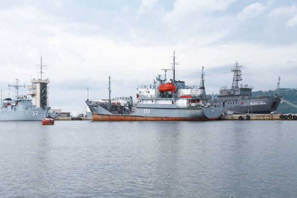 ブルガリア海軍のバンカリング船 - editorial eastern europe europe reflection ストックフォトと画像
