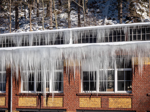 ghiaccioli pendono su una grondaia in inverno - icicle hanging snow moving down foto e immagini stock