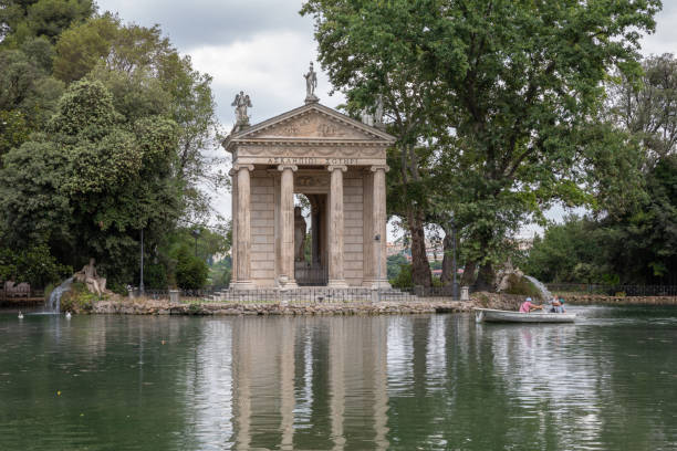 panoramiczny widok na świątynię asclepius (tempio di esculapio) i jezioro - villa italian culture facade ornamental garden zdjęcia i obrazy z banku zdjęć