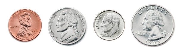 A quarter, dime, nickel, penny. the most common used American Coins. Collection of US coins in the united states one, half, quarter dollar and 1 cent coin isolated on white background with clip path. colección de monedas estadounidenses en los estados unidos uno, la mitad, cuarto de dólar y moneda de 1 centavo. un cuarto, diez centavos, níquel, centavo. las monedas americanas usadas más comunes aisladas sobre fondo blanco con ruta de clip.