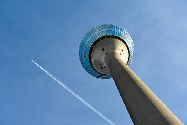 rhine tower / television tower düsseldorf with plane and contrails in the background - rhine river audio imagens e fotografias de stock