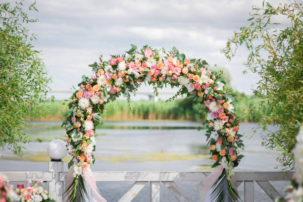 arc de mariage fait de fleurs fraîches pour la cérémonie - natural arch photos et images de collection