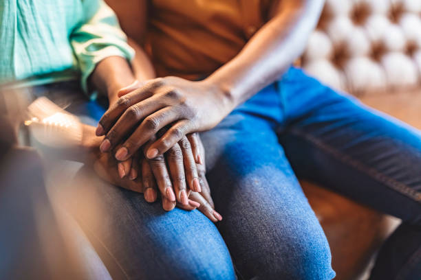 together we'll make it better - holding hands human hand romance support imagens e fotografias de stock