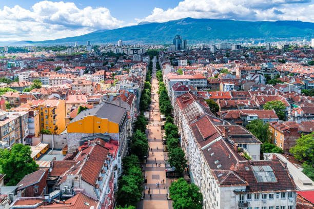 ampio drone aereo della città di sofia, bulgaria via vitosha - (bulgaro: софия, бул. витоша , ндк национален дворец на културата) - vitosha foto e immagini stock