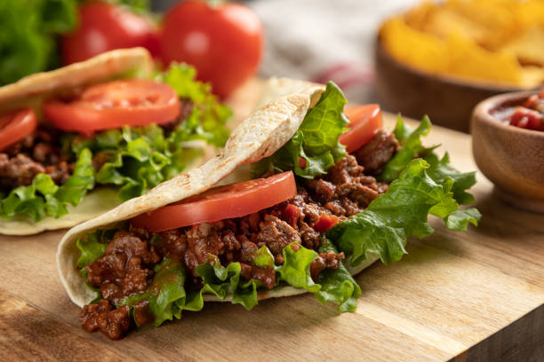 양상추와 토마토를 곁들인 쇠고기 타코 - beef taco 뉴스 사진 이미지