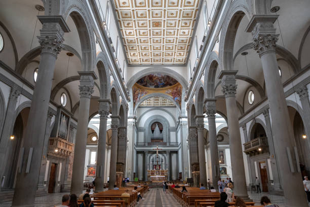 panoramiczny widok na wnętrze bazyliki san lorenzo (bazylika św wawrzyńca) - view from altar zdjęcia i obrazy z banku zdjęć