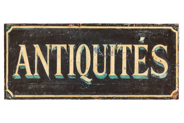 白い背景に孤立したフランス語のテキスト「アンティーク」と古代の広告サイン - アンティークショップ ストックフォトと画像