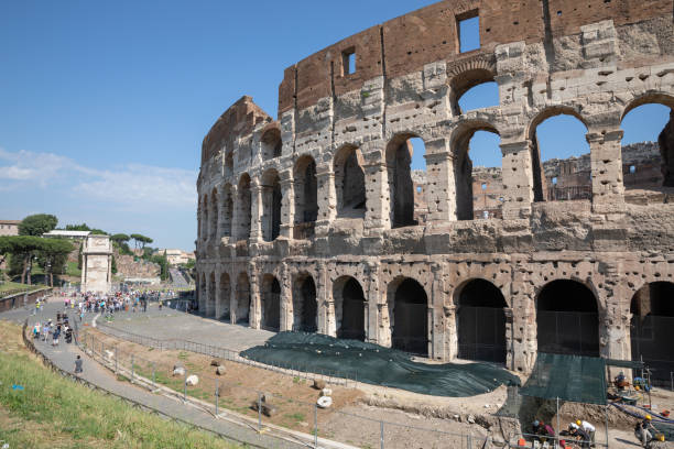 vista panoramica dell'esterno del colosseo a roma - high angle view famous place roman roman forum foto e immagini stock