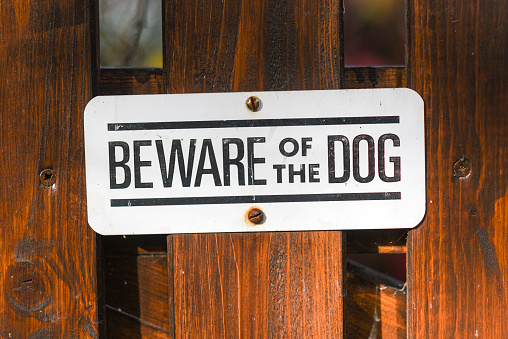 Inscripción en la cerca: Cuidado con el perro. photo