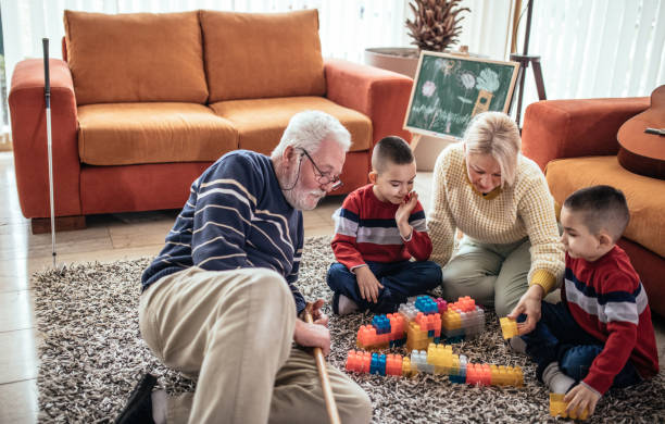 dziadkowie spędzają czas z wnukami w domu - play time zdjęcia i obrazy z banku zdjęć