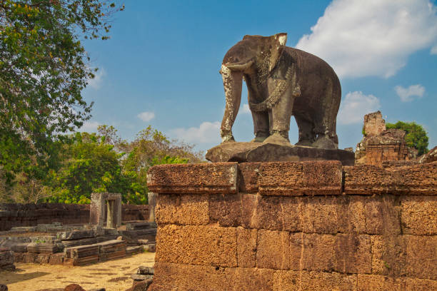scultura di elefante sulla terrazza del tempio di mebon orientale. angkor - siem reap province foto e immagini stock