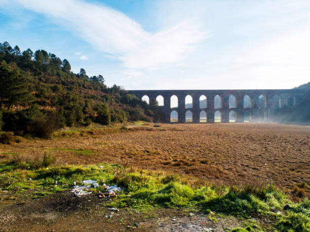 güzelce aqueduct to historyczny akwedukt w granicach dzielnicy cebeci w dzielnicy sultangazi w stambule - historyczny światowy wypadek zdjęcia i obrazy z banku zdjęć