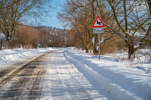 heavy snowfalls cause traffic obstructions