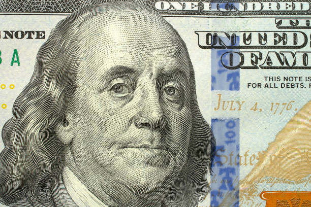 tiro macro de uma nova nota de 100 dólares, retrato do presidente dos eua benjamin franklin. nota de 100 dólares com um retrato de perto do presidente dos eua benjamin franklin. nova nota 100. uma nota de cem dólares. - beak number 100 hundred dollar - fotografias e filmes do acervo