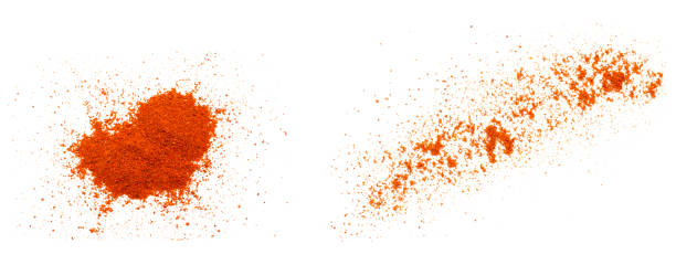 conjunto de pó de páprica de pimenta vermelha isolado no fundo branco, vista superior. monte de pó de pimenta vermelha em um fundo branco. pó de pimenta caiena, vista superior. monte de pó vermelho isolado em branco. - chilli powder - fotografias e filmes do acervo