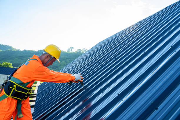 dachdecker in speziellen schutzarbeiten verschleiß verwenden elektrische bohrer installation neuer dächer. - metal roof fotos stock-fotos und bilder