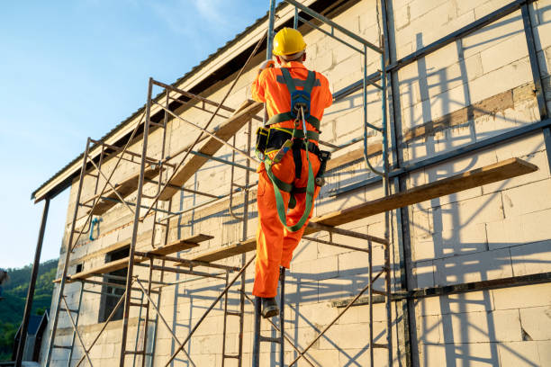 bauarbeiter tragen sicherheitsgurt gurt während der arbeit an hoher stelle. - baugerüst stock-fotos und bilder