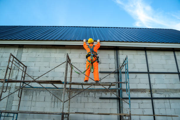 работая на высоте оборудования, строитель носить ремни безопасности ремень безопасности во время работы на крыше структуры здания. - metal fittings стоковые фото и изображения
