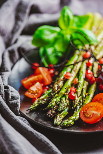 Grilled Asparagus with Cocktail Tomatoes – perfect for a ketogenic and low-carb diet!