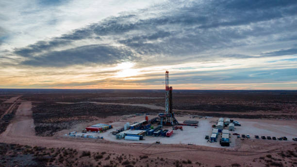 vue de drone de la plate-forme de fracturation de forage de p�étrole ou de gaz pendant que le soleil se lève au nouveau-mexique - oil industry industry new mexico oil drill photos et images de collection