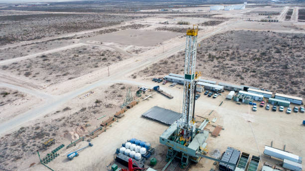 vista de drones de una plataforma de fracking de simulacro de petróleo o gas - oil industry industry new mexico oil drill fotografías e imágenes de stock