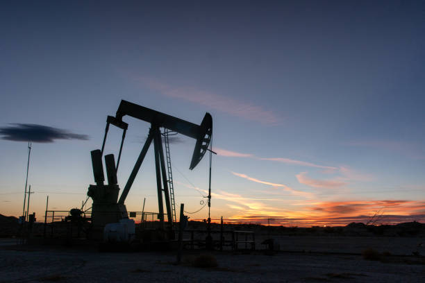 pump jack cerca de carlsbad nuevo méxico al atardecer - oil industry industry new mexico oil drill fotografías e imágenes de stock