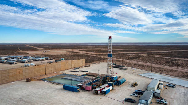 vista de drones de un oil o gas drill fracking rig pad con hermoso cielo lleno de nubes - oil industry industry new mexico oil drill fotografías e imágenes de stock