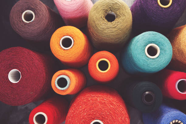 composizione di fili di lana vibranti colorati - sewing thread sewing item spool foto e immagini stock