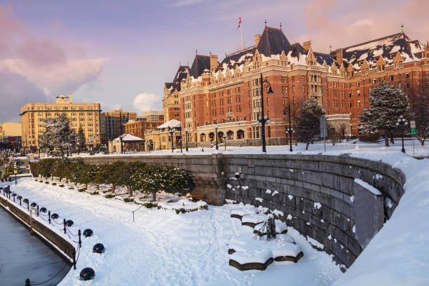 rare snowfall in victoria, british columbia - empress hotel imagens e fotografias de stock