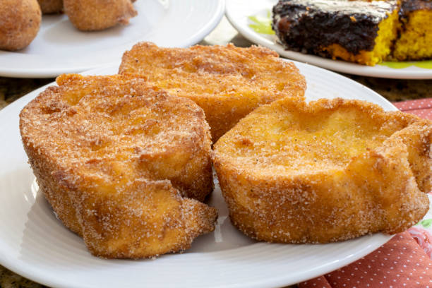 detail of baked or fried bread with sugar and cinnamon. dessert called rabanada, torrija or golden bread. cuisine from brazil, portugal and spain. breakfast table - french toast breakfast food sweet food imagens e fotografias de stock