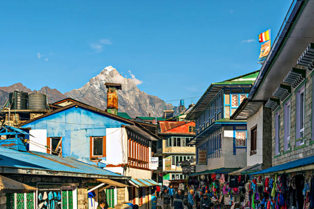 rue à lukla, népal - lukla photos et images de collection