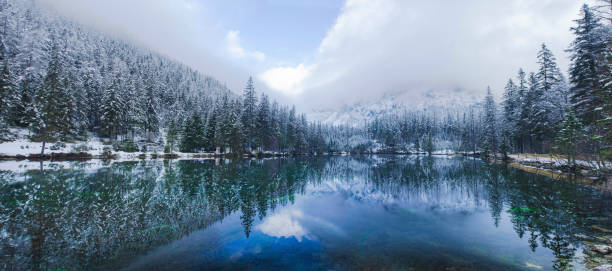 incredibile paesaggio invernale con montagne innevate e acque limpide del lago verde (gruner see), famosa destinazione turistica nella regione della stiria, austria - gruner foto e immagini stock