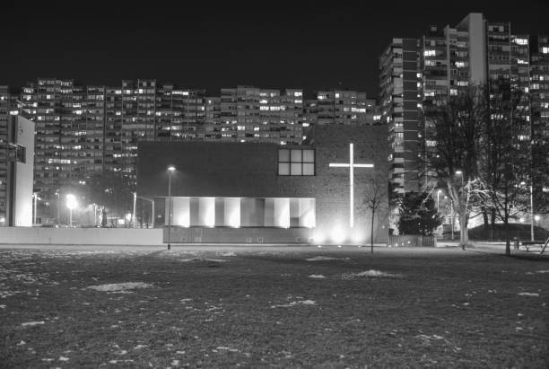 distretto della città di zagabria travno. parco pubblico con chiesa moderna, edificio mamutica sullo sfondo - cross shape built structure building exterior apartment foto e immagini stock