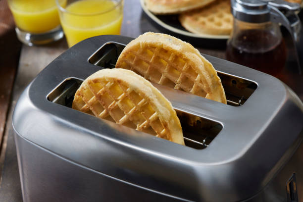 waffles de tostadora - tostadora fotografías e imágenes de stock