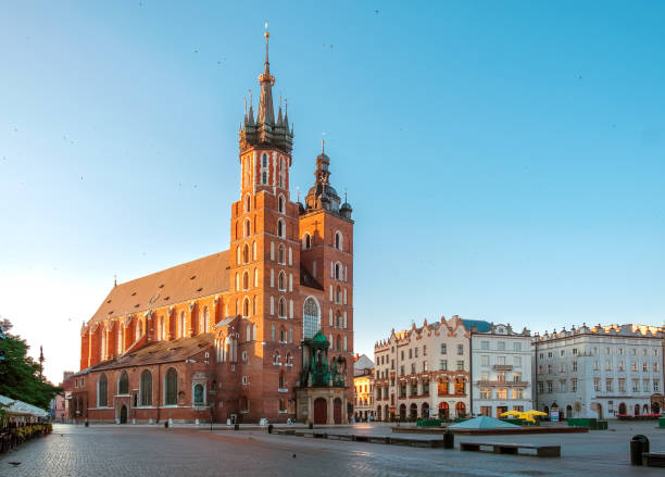 크라쿠프 시의 주요 역사 광장에 있는 성 메리교회 - polish culture poland malopolskie province cathedral 뉴스 사진 이미지