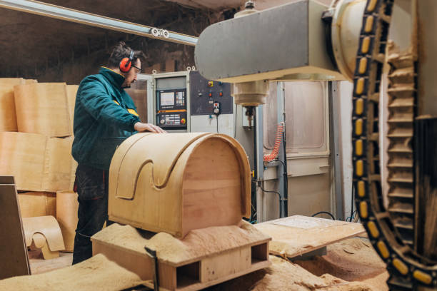 durante l'uso di dpi adeguati, il falegname accende la macchina cnc di perforazione sul centralino - switchboard operator foto e immagini stock