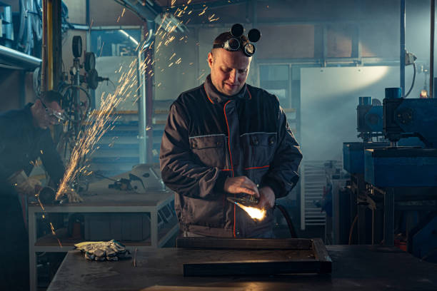 istock Handyman with autogenous welding troubles 1302330782