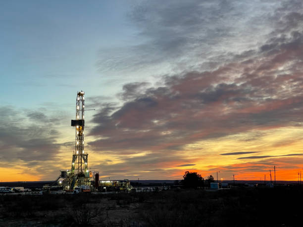 handheld shot fracking oil and gas drill rig at dawn in west texas or southeast new mexico region of the southern united states oil field near carlsbad - oil industry industry new mexico oil drill imagens e fotografias de stock