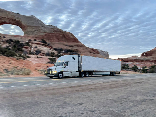 semi-truck fährt auf dem two lane highway im südwesten utahs in der nähe von moab und wilson arch in richtung norden - canyonlands national park utah mesa arch natural arch stock-fotos und bilder