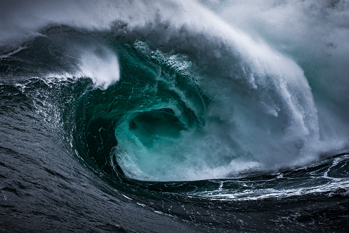 Peligrosa y poderosa ola de marejada de tormenta, escena provocativa oscura y temerosa photo