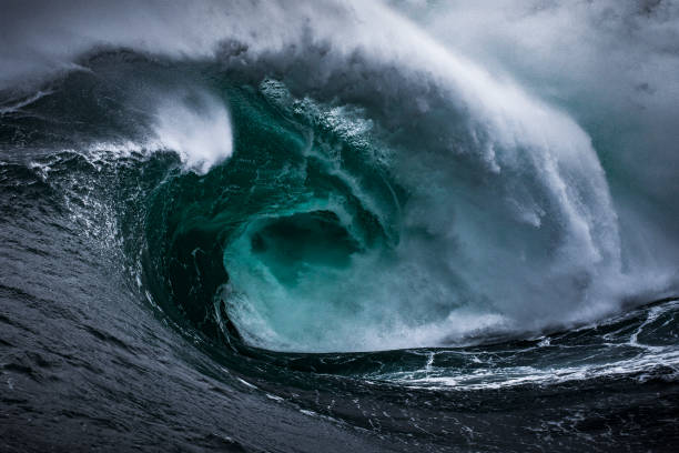 危険な強力な高潮波、暗くて恐ろしい挑発シーン - sea storm ストックフォトと画像