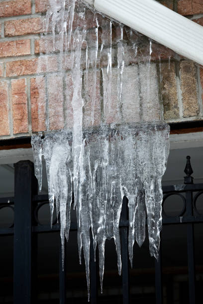 lód pokryty przeciekający downspout przed budynkiem - melting ice icicle leaking zdjęcia i obrazy z banku zdjęć