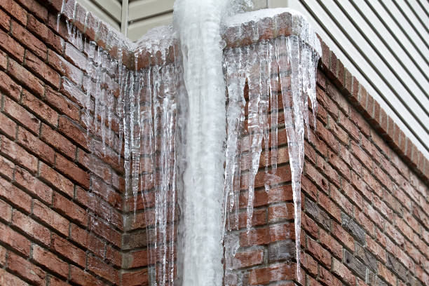 pokryte lodem downspout przed ceglanym budynkiem - melting ice icicle leaking zdjęcia i obrazy z banku zdjęć