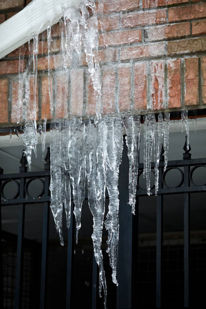 pokryta lodem cegła z wycieku downspout - melting ice icicle leaking zdjęcia i obrazy z banku zdjęć