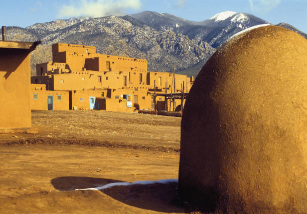 背景にタオス山 - taos ストックフォトと画像