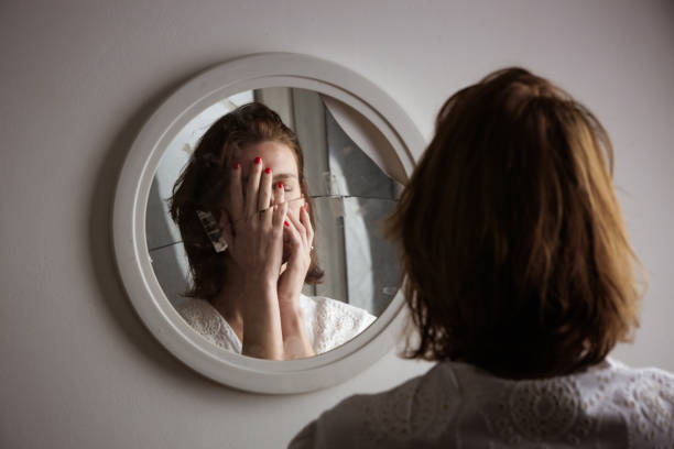 reflexo do rosto de uma mulher no espelho quebrado. depressão, ansiedade, fobia, suicídio e conceito de saúde mental. - mental illness depression women schizophrenia - fotografias e filmes do acervo